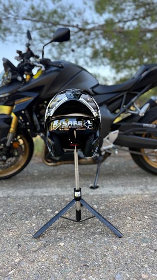 Casco moto con guantes e intercomunicador