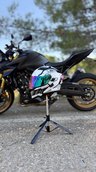 Casco moto con guantes e intercomunicador