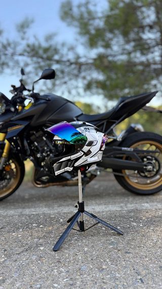 Casco moto con guantes e intercomunicador