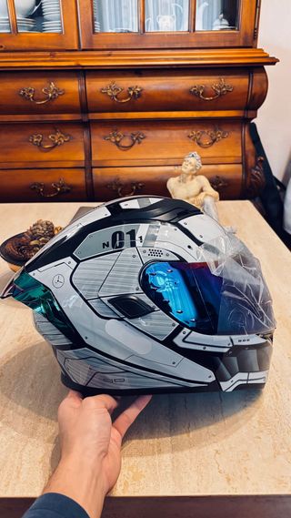 Casco moto con guantes e intercomunicador