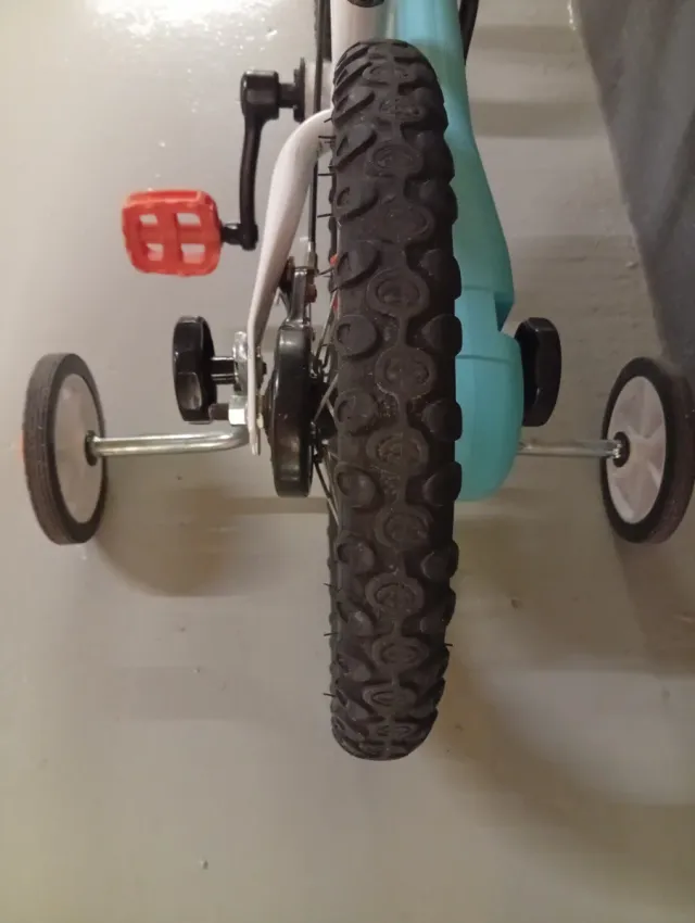 Bicicleta Btwin 14 con ruedines + sillín pirata