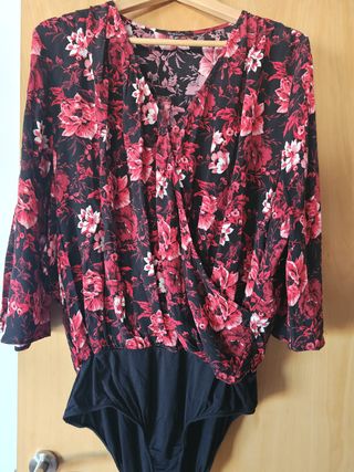 Body cruzado floral negro y rojo MS Mode talla 50