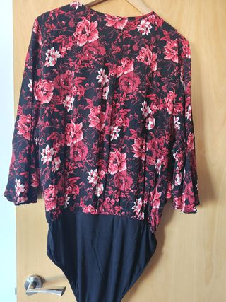 Body cruzado floral negro y rojo MS Mode talla 50