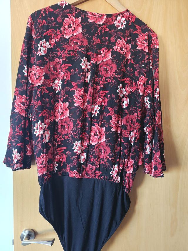 Body cruzado floral negro y rojo MS Mode talla 50