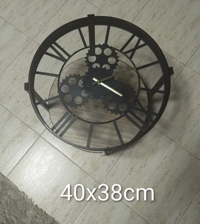 Mesa auxiliar con reloj