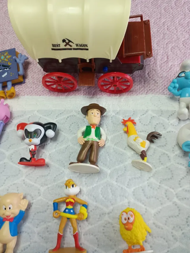 Lote de figuras y juguetes varios