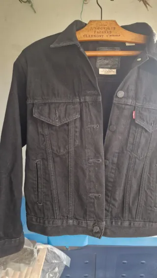 Cazadora Levis Negra Talla S (8) apenas usada.