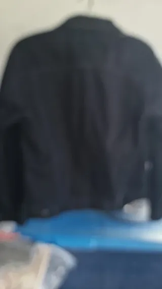 Cazadora Levis Negra Talla S (8) apenas usada.