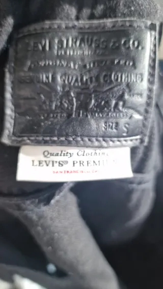 Cazadora Levis Negra Talla S (8) apenas usada.