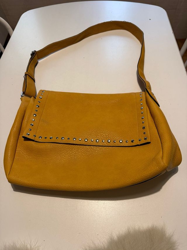 Bolso bandolera amarillo con tachuelas