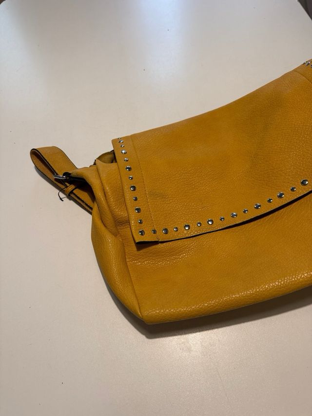 Bolso bandolera amarillo con tachuelas