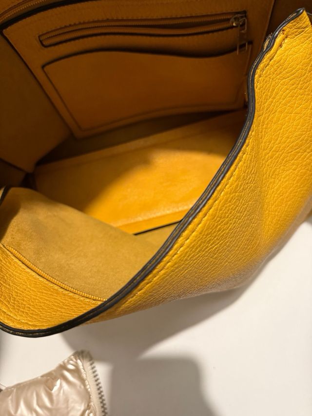 Bolso bandolera amarillo con tachuelas