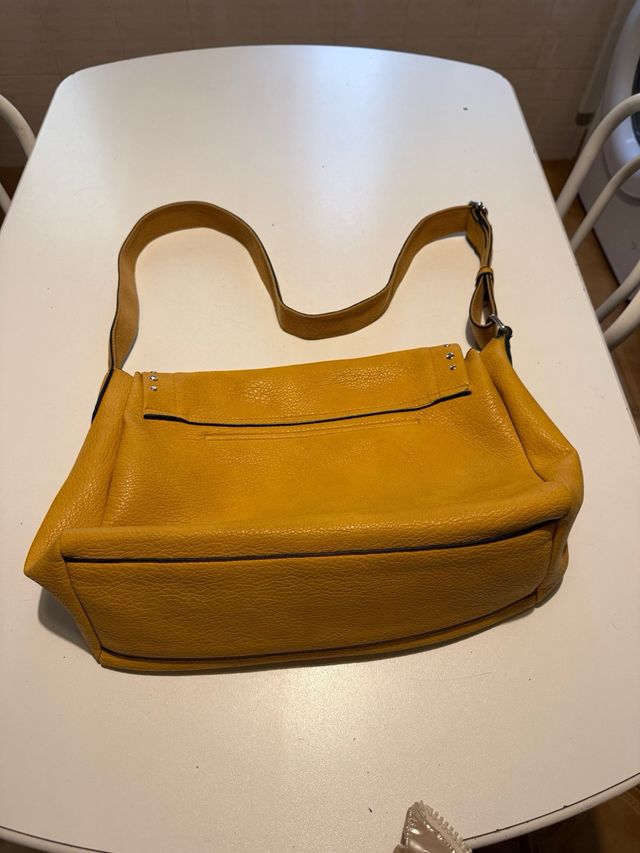 Bolso bandolera amarillo con tachuelas