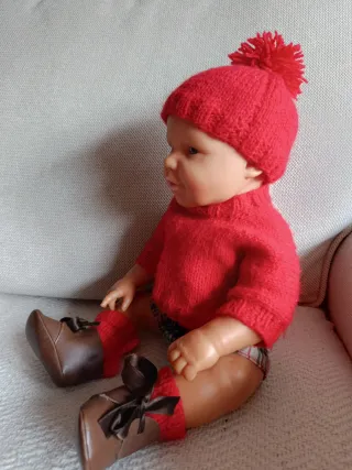 Muñeco vintage con traje de lana rojo,todo d goma