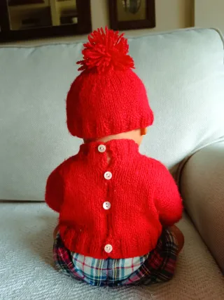 Muñeco vintage con traje de lana rojo,todo d goma