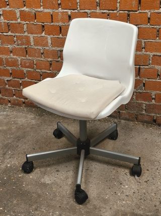 Silla de oficina con cojín beige