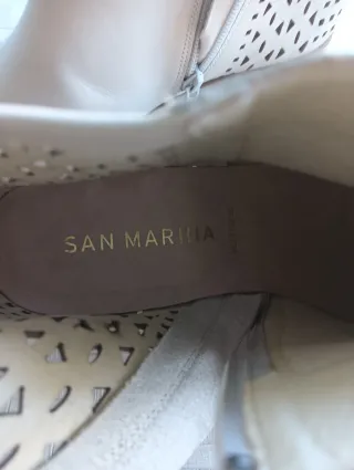 Botines Beige con Detalles Calados