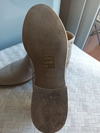 Botines Beige con Detalles Calados