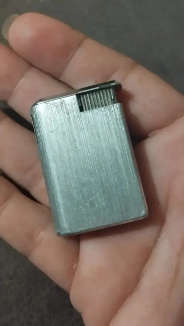 Accendino metallico argentato per collezionisti