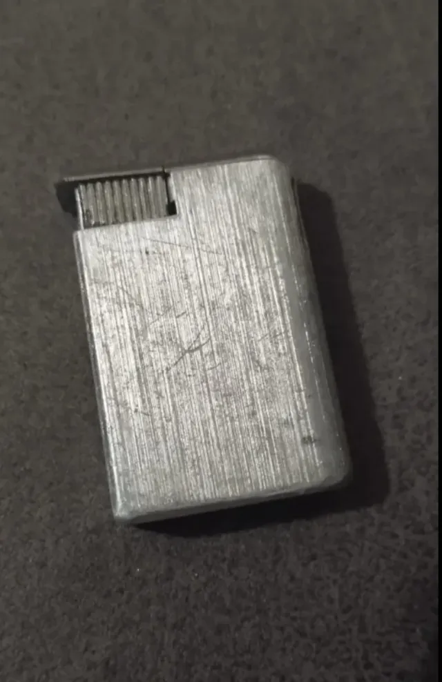 Accendino metallico argentato per collezionisti