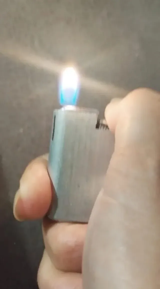 Accendino metallico argentato per collezionisti