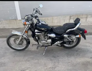 Moto custom negra 150cc