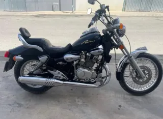 Moto custom negra 150cc