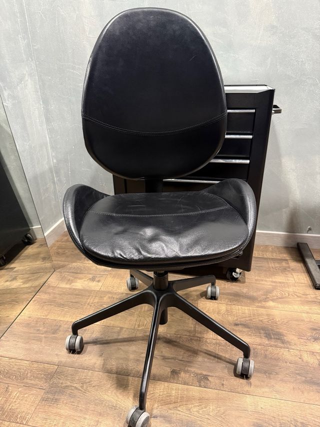 Silla de oficina negra con respaldo