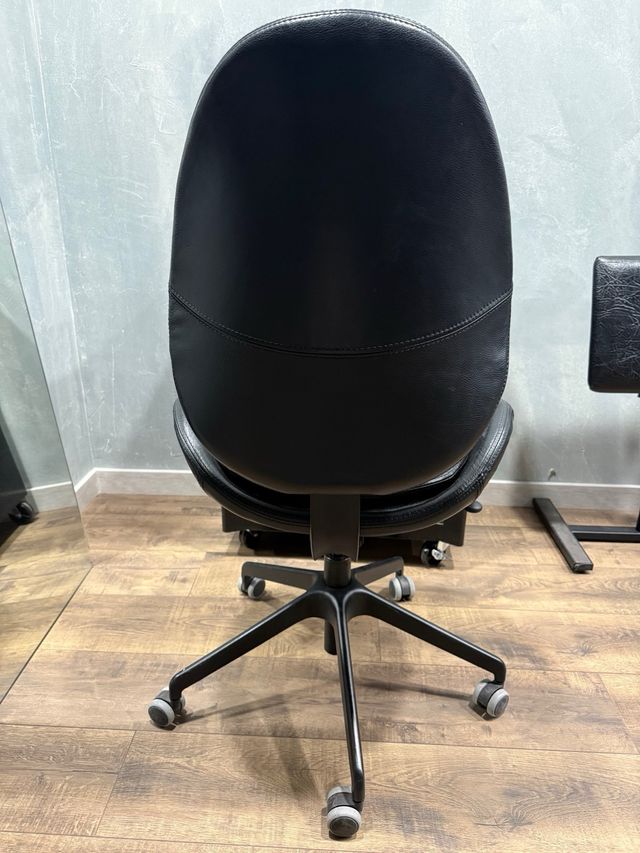 Silla de oficina negra con respaldo