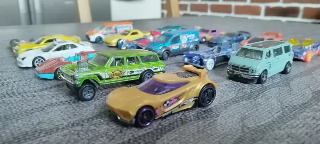 Lote 18 Coches Hot Wheels Varios Modelos