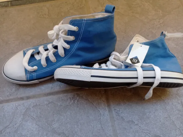 Scarpe da ginnastica alte blu e bianche