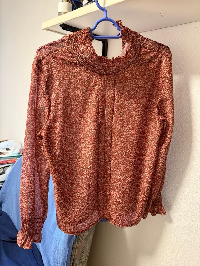 Blusa escote alto estampado floral