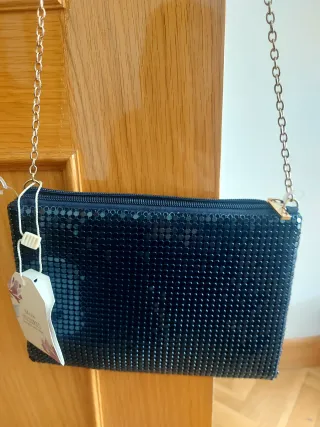 Bolso de fiesta azul marino con cadena dorada