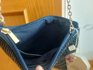 Bolso de fiesta azul marino con cadena dorada