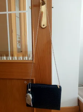 Bolso de fiesta azul marino con cadena dorada