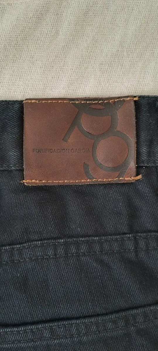Pantalón negro talla 46, equivale a una 44 o 34