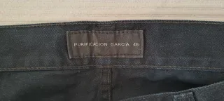 Pantalón negro talla 46, equivale a una 44 o 34