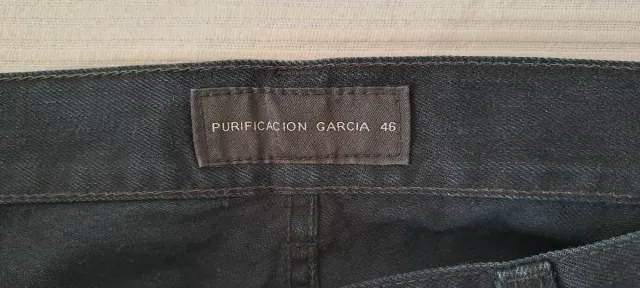 Pantalón negro talla 46, equivale a una 44 o 34