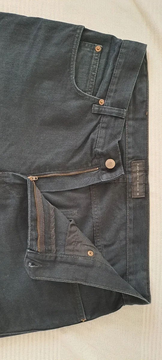 Pantalón negro talla 46, equivale a una 44 o 34