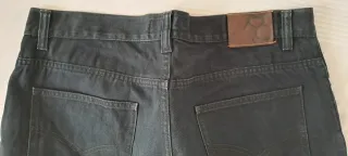 Pantalón negro talla 46, equivale a una 44 o 34