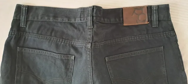 Pantalón negro talla 46, equivale a una 44 o 34