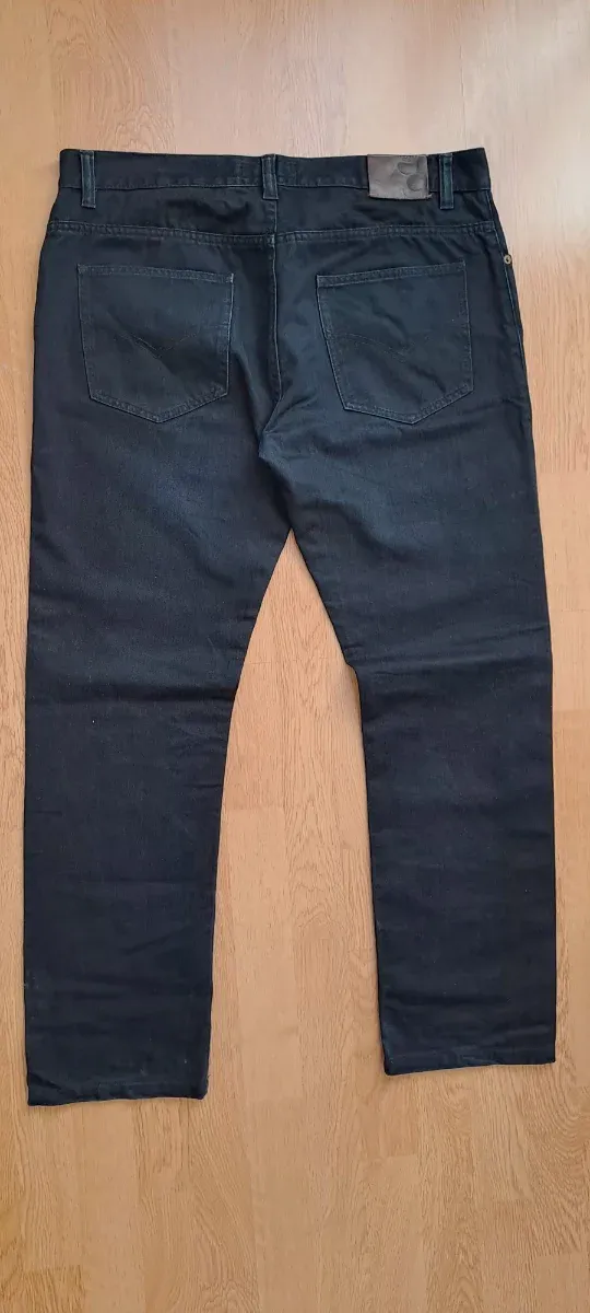 Pantalón negro talla 46, equivale a una 44 o 34
