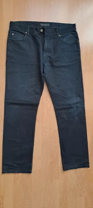 Pantalón negro talla 46, equivale a una 44 o 34