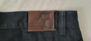 Pantalón negro talla 46, equivale a una 44 o 34