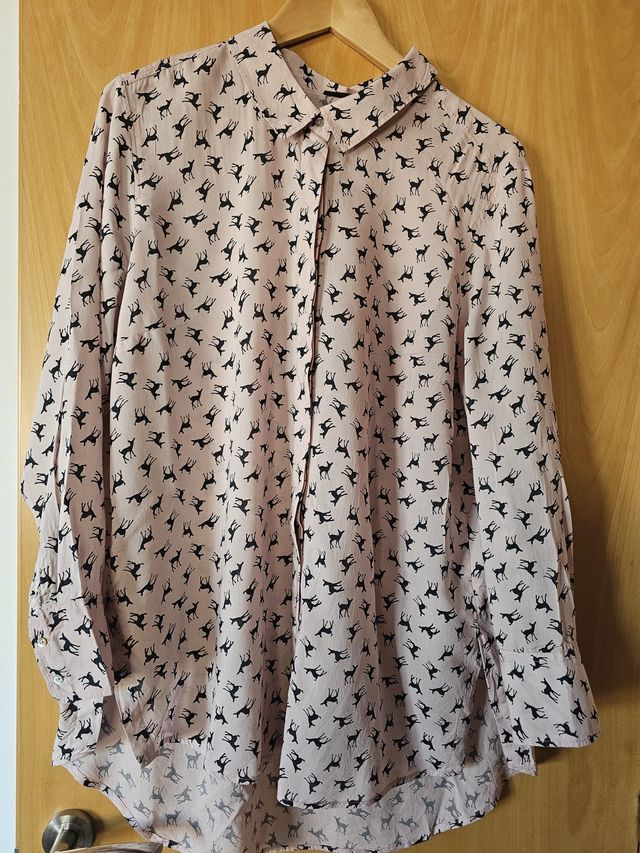 Camisa rosa con estampado de ciervos negros