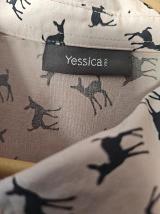 Camisa rosa con estampado de ciervos negros