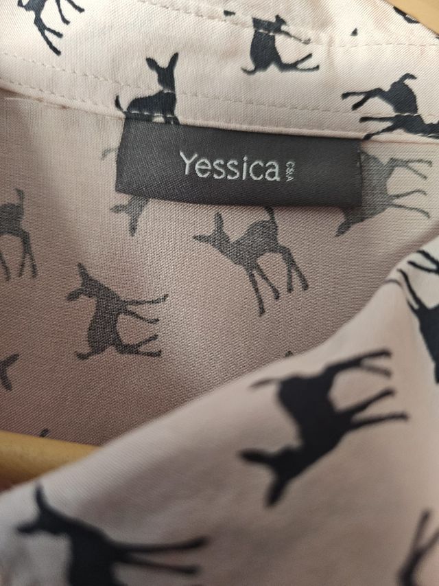 Camisa rosa con estampado de ciervos negros