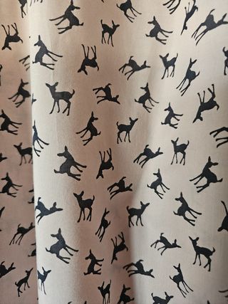 Camisa rosa con estampado de ciervos negros