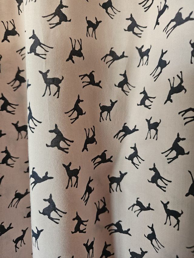 Camisa rosa con estampado de ciervos negros