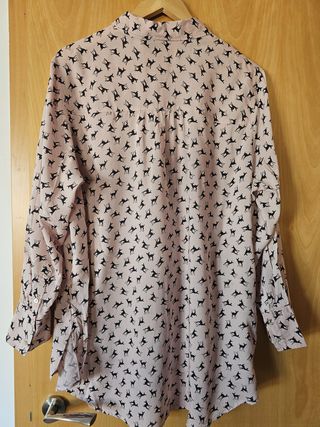 Camisa rosa con estampado de ciervos negros